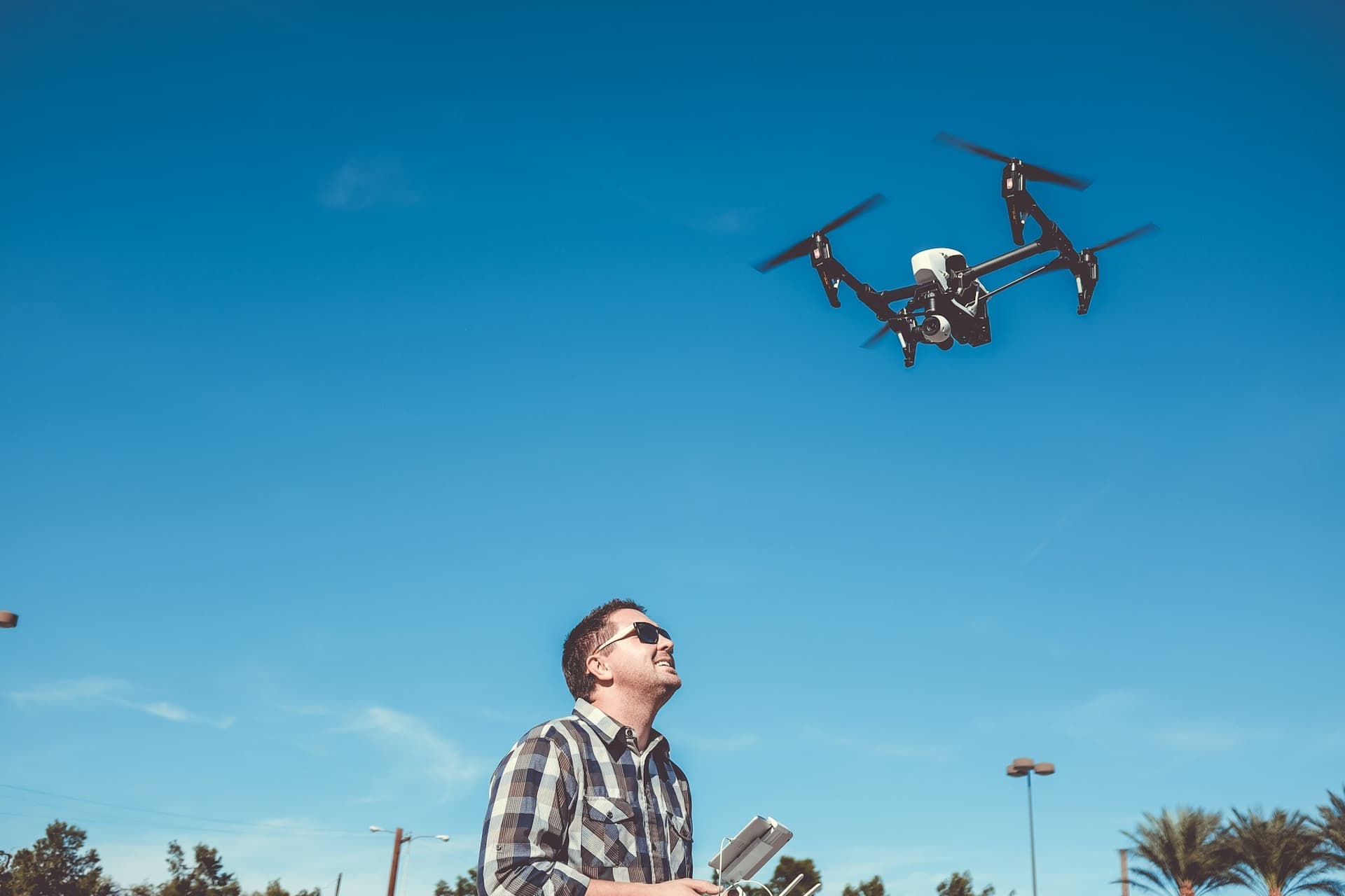 Pessoa pilotando um drone ao ar livre